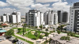שכונת הפארק בבאר שבע סמוך לפארק נחל באר שבע עם מגרשי בנייה, אגם מלאכותי ובנייני מגורים חדשים