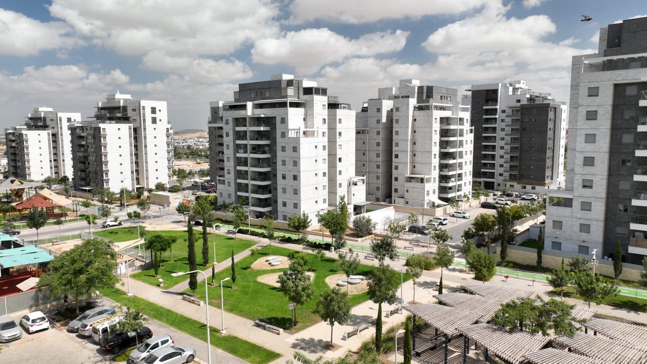 שכונת הפארק בבאר שבע סמוך לפארק נחל באר שבע עם מגרשי בנייה, אגם מלאכותי ובנייני מגורים חדשים