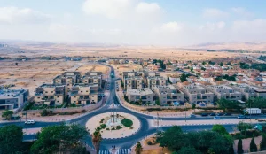אגם ירוחם ושכונות מגורים חדשות על רקע נוף מדברי ותנופת פיתוח בנגב