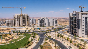 שכונת מגורים חדשה בבנייה בפריפריה עם מנופים וכבישים חדשים לצד בנייני מגורים