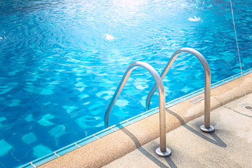 בניית בריכת שחייה בבית פרטי – טיפים, עלויות ואישורים