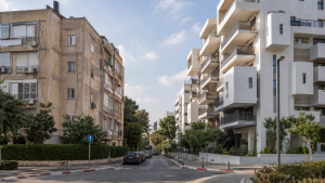 בניין מגורים ישן ללא ממ״דים לצד בניין חדש עם מרחבים מוגנים ודיירים בוחנים נכס למכירה